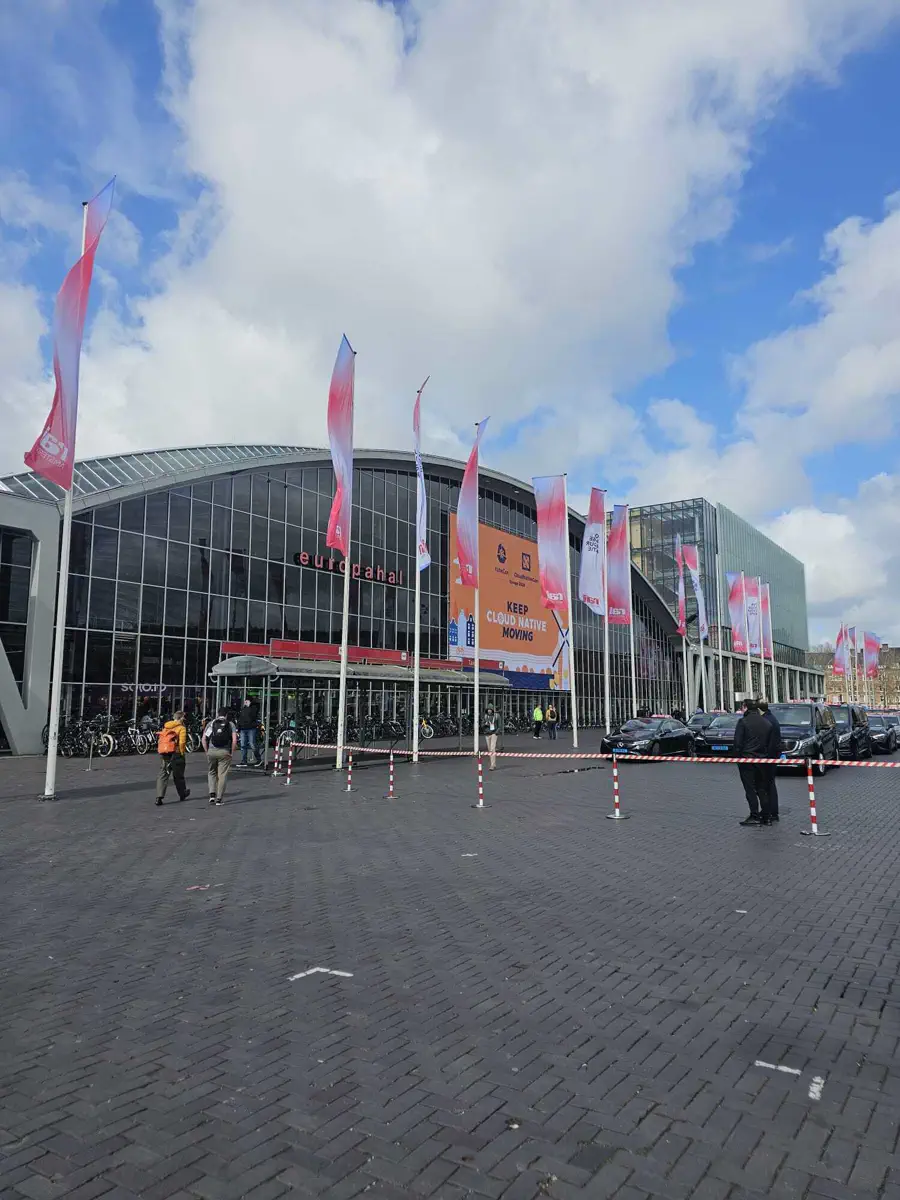 Amsterdam RAI spillestedsindgang under KubeCon + CloudNativeCon Europe 2026.