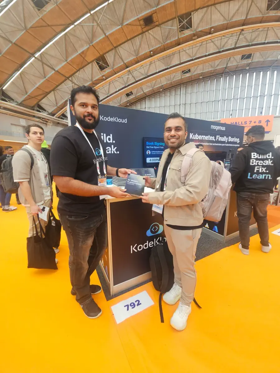 Besøgsmøde på KodeKloud-standen under KubeCon + CloudNativeCon Europe 2026.