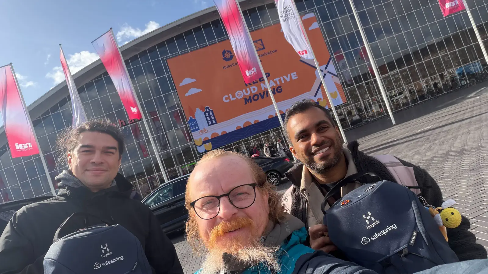 Safespring-teammedlemmer uden for Amsterdam RAI under KubeCon + CloudNativeCon Europe 2026.