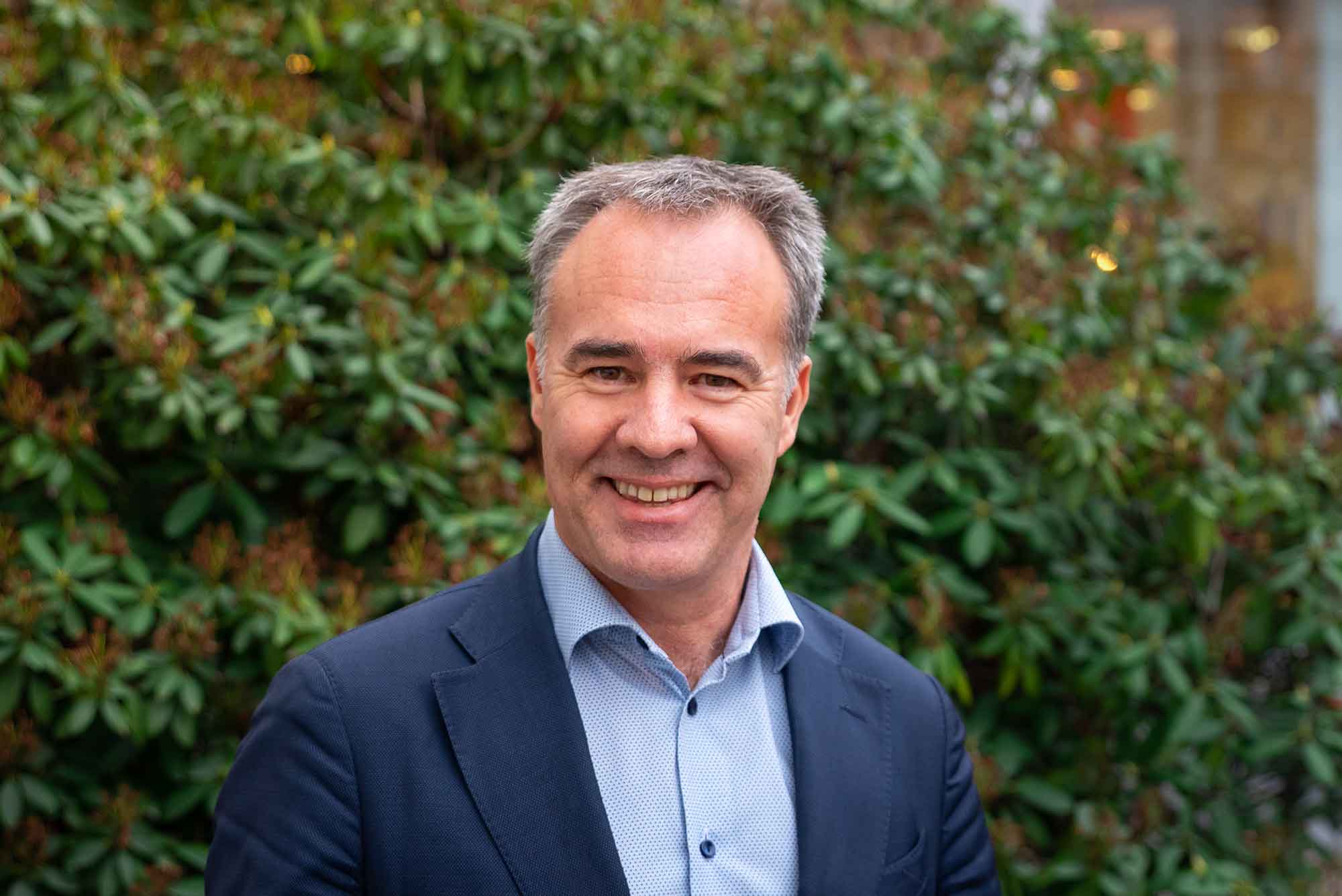 Johan Harrysson, CCO, foran Safesprings hovedkontor i Stockholm.